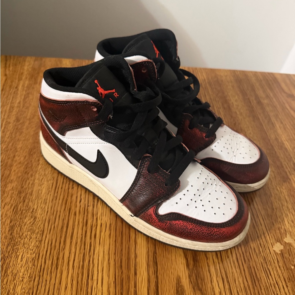 Jordan 1 Mid SE Wear-Away “Chicago” – GS 7Y / Women’s 8.5